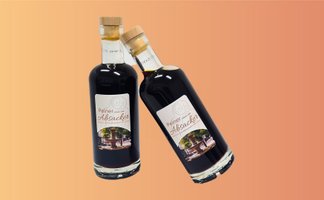 Zwei Flaschen der regionalen Spezialität Peiner Absacker als Teil der Peiner Köstlichkeiten, präsentiert vor neutralem Hintergrund. Das Produkt steht für lokale Kulinarik aus Peine und ergänzt das Angebot regionaler Genussprodukte.