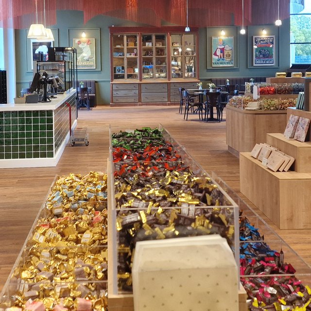 Das Bild zeigt eine Innenansicht des Schokoladenhaus Rausch mit viele Verkaufsständen voller Schokolade.