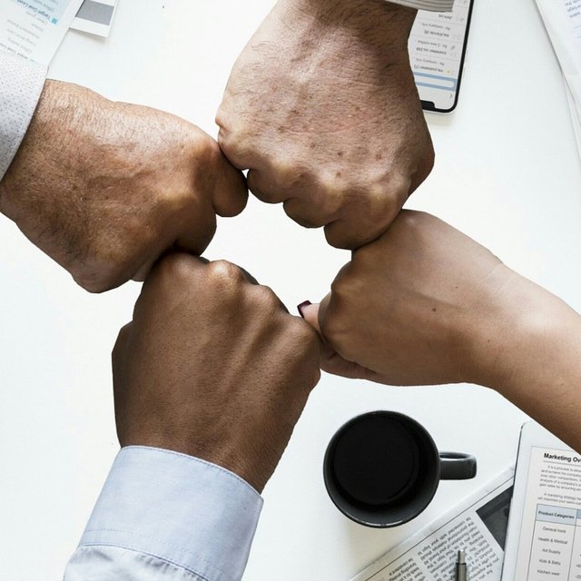 Symbolbild für den Innenstadtbeirat in Peine: Hände im gemeinsamen Austausch stehen für Zusammenarbeit, Beteiligung und Dialog zwischen Akteuren und Besuchern zur Stärkung der Innenstadt.