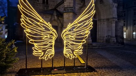 Das Bild zeigt die XXL-Lichtskulptur in Peine, genauer den Engel. 
