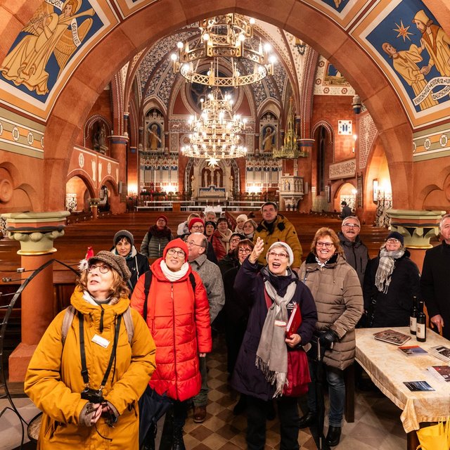 Adventliche Stadtführung in der St.-Jakobi-Kirche Peine mit Gruppe und Stadtführerin – winterliche Themenführung durch die Peiner Kirchengeschichte.