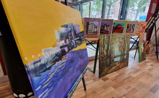 Kunstausstellung im Rahmen der Kunst- und Kulturmeile in Peine (Niedersachsen) mit Gemälden auf Staffeleien, vielfältigen Motiven und kreativer Atmosphäre im Innenraum