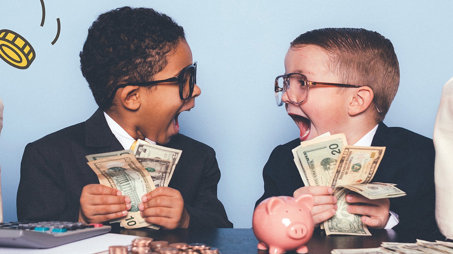Zwei Jungen in Anzügen sitzen an einem Tisch und halten Geldscheine, auf dem Tisch liegen Münzen, ein Taschenrechner und ein Sparschwein.