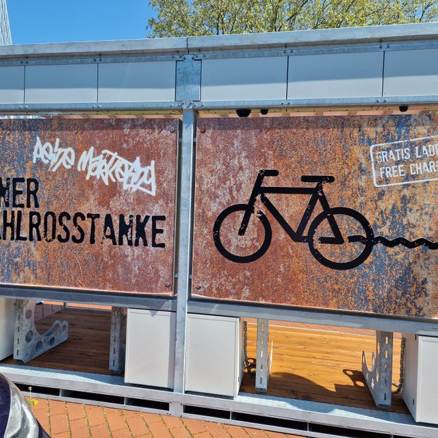 BikePorts in der Peiner Innenstadt mit Fahrrad-Ladestation aus Stahl, E-Bike-Lademöglichkeit und markantem Industriedesign