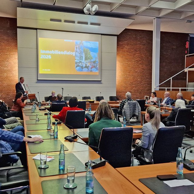 Teilnehmer sitzen in einem Sitzungssaal beim Immobiliendialog Peine 2026 und verfolgen einen Vortrag zur Entwicklung der Peiner Innenstadt.