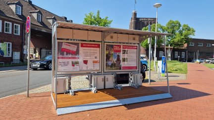 Überdachte BikePort-Anlage in Peine zum sicheren Abstellen und Laden von Fahrrädern und E-Bikes im öffentlichen Raum.