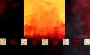 cAbstraktes Kunstwerk aus mehreren rechteckigen Flächen in Schwarz, leuchtendem Gelb, Orange und dunklem Rot. Im unteren Bereich sind kleine quadratische Elemente angeordnet.