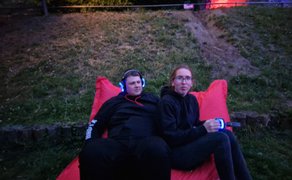 Das Bild zeigt ein Pärchen, dass auf einem Sitzsack sitzt.