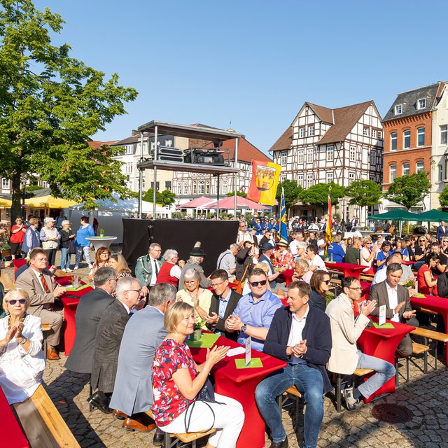 Das Bild zeigt viele Menschen während einer Veranstaltung auf dem Marktplatz in Peine. 