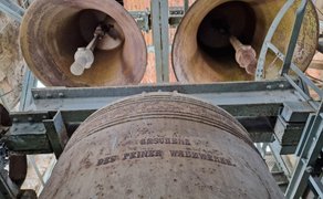 Die größte Glocke der St.-Jakobi-Kirche Peine trägt die Inschrift „Geschenk des Peiner Walzwerks“.