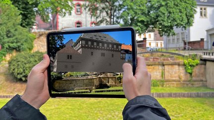 Das Bild zeigt die virtuelle Burg Peine in einem Tablet zu Anschauungszwecken.