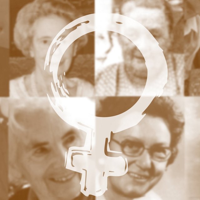 Eine Collage aus historischen Porträts verschiedener Frauen ist in warmen Sepiatönen dargestellt. Die Gesichter stammen aus unterschiedlichen Zeiten und zeigen Frauen unterschiedlichen Alters. In der Mitte liegt ein großes, weißes feministisches Symbol (Kreis mit Kreuz), das die Bildkomposition überlagert. Die Darstellung verbindet Geschichte und das Thema Frauen.