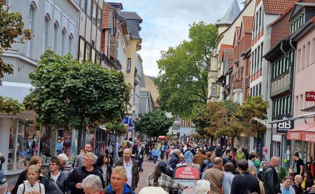 Das Bild zeigt viele Menschen in der Innenstadt von Peine. 