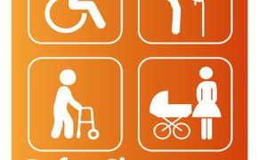 Orangefarbener Hinweisaufkleber mit der Überschrift „Wir helfen gern!“. Vier weiße Piktogramme zeigen einen Rollstuhl, eine Person mit Gehstock, eine Person mit Rollator sowie eine Person mit Kinderwagen. Darunter steht „Rufen Sie uns an:“ mit einem freien Feld für eine Telefonnummer. Im unteren Bereich befindet sich ein Kreis zum Markieren und der Hinweis „Bitte klingeln!“.