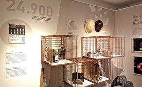 Ausstellungsbereich mit historischen Bergbauobjekten, Grubenlampen und Informationstafeln zur Industriegeschichte.