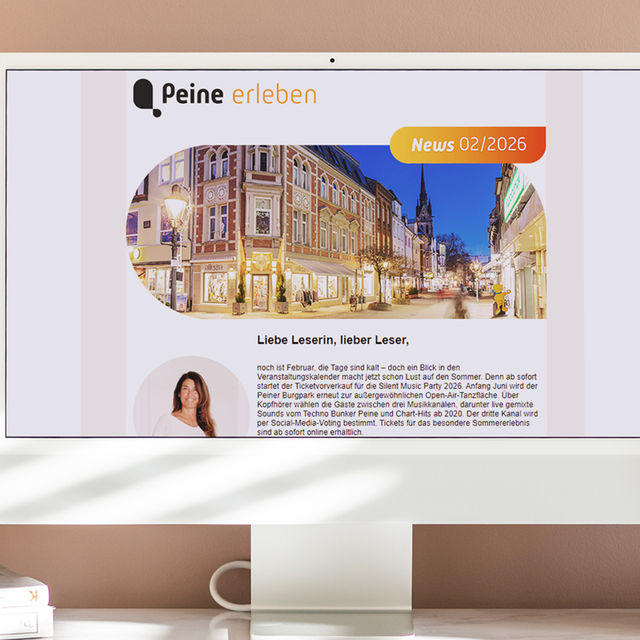 Newsletter „Peine erleben“ auf einem Monitor mit Stadtmotiv aus Peine und Veranstaltungstipps – digitale Informationen zu Events, Ausgehen und Freizeit in Peine.