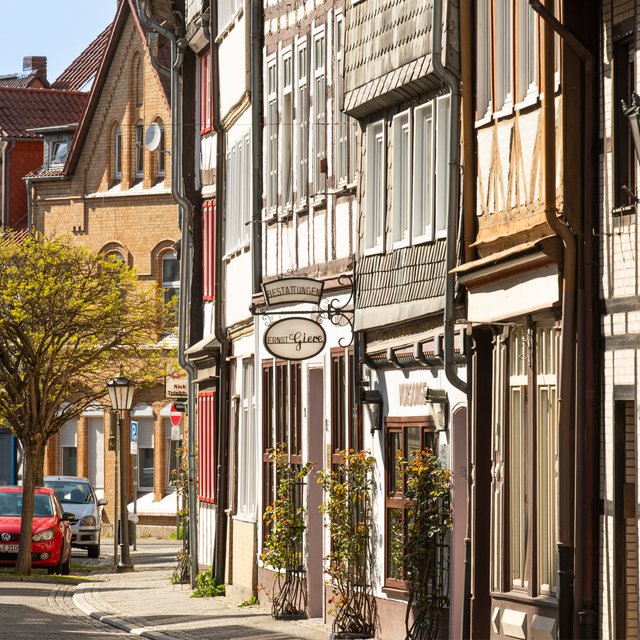 Das Bild zeigt den Straßenzug am Damm, dem ältesten Bereich der Peiner Altstadt. 
