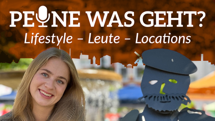 Das Bild zeigt das Logo des Peiner Podcast Peine, was geht. Eine Frau sitze neben einem stilisierten Künstler aus Stahl. 