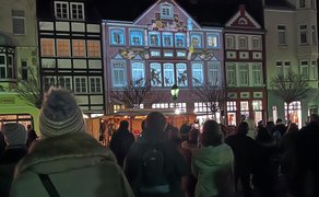 Das Bild zeigt eine Momentaufnahme von einer Videoprojektion auf dem Historischen Marktplatz in Peine. 