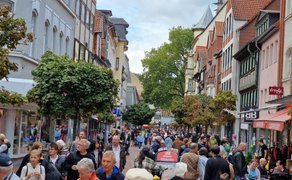 Belebte Fußgängerzone in der Peiner Innenstadt während der Kunst- und Kulturmeile mit vielen Besuchern, Geschäften, Stadtbäumen und lebendigem Stadtleben