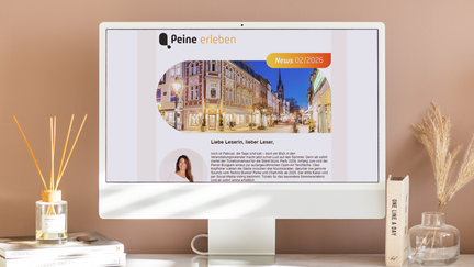 Newsletter „Peine erleben“ auf einem Monitor mit Stadtmotiv aus Peine und Veranstaltungstipps – digitale Informationen zu Events, Ausgehen und Freizeit in Peine.