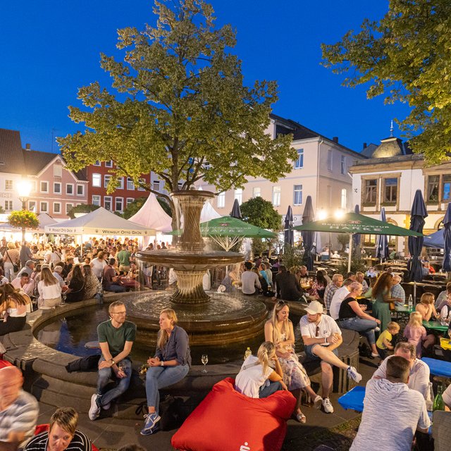 Das Bild zeigt viele Menschen auf dem Historischen Marktplatz in Peine. 