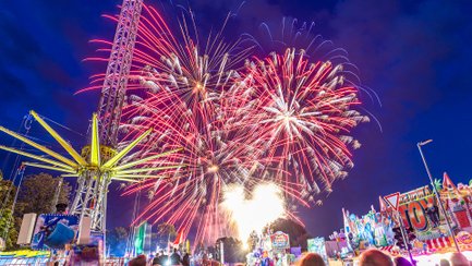 Buntes Feuerwerk erleuchtet den Nachthimmel über dem Peiner Schützenplatz, während zahlreiche Besucher das Freischießen zwischen Fahrgeschäften und Festzeltatmosphäre genießen.