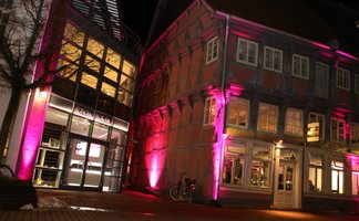 Beleuchtetes Fachwerkhaus und moderner Gebäudeteil des KulturSchwan in Peine bei Nacht mit stimmungsvoller Außenbeleuchtung.