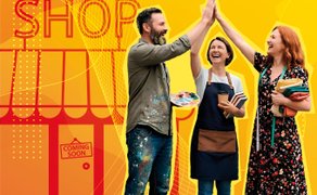 Plakat zum Förderprojekt „GetStarted“ mit gelb-orangem Hintergrund, stilisiertem Ladenmotiv und drei jubelnden Personen beim High-Five; dazu Slogan „Dein Business. Deine Chance.“ sowie QR-Code und Aufruf zur Bewerbung in Peine.