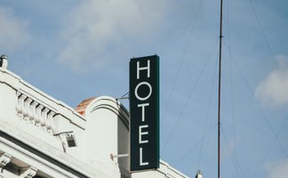 Das Bild zeigt ein Haus, an dem der Schriftzug Hotel zu lesen ist.