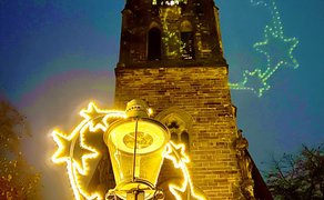 Beleuchtete St.-Jacobi-Kirche in Peine (Niedersachsen) bei Nacht mit festlicher Weihnachtsbeleuchtung, historischer Architektur und stimmungsvoller Atmosphäre in der Innenstadt