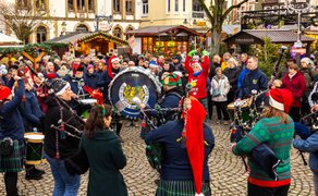 Das Bild zeigt die Owl Town Pipe and Drum Band bei der schottischen Weihnacht in der Weihnachtsstadt Peine. 