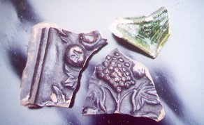 Fundstücke aus vergangenen Zeiten im historischen Schwan Peine zeigen ausgewählte Objekte und Materialien, die Einblicke in die Nutzungsgeschichte des Gebäudes und den Alltag früherer Epochen geben. Die Exponate dokumentieren bauliche Entwicklungen, frühere Funktionen sowie kulturelle und gesellschaftliche Aspekte des Ortes.