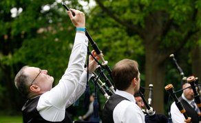 Mehrere Männer in traditioneller schottischer Tracht spielen Dudelsäcke beim Highland Gathering im Peiner Stadtpark