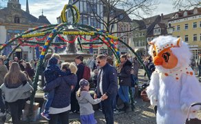 Osterbrunnen auf dem Marktplatz in Peine mit vielen Familien, Kindern.