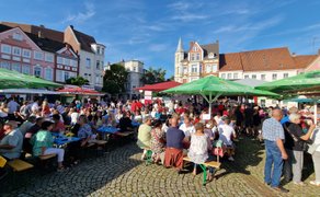 Das Bild zeigt viele Besucher auf dem Historischen Marktplatz in Peine zum Weinfest. 
