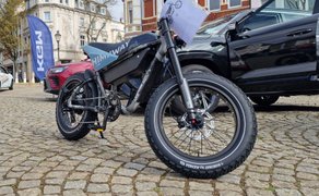 Modernes E-Bike wird beim BraWo Mobility Spring auf dem Marktplatz in der Peiner Innenstadt präsentiert, umgeben von ausgestellten Fahrzeugen.