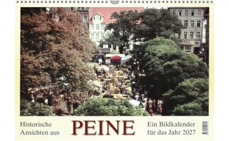 Titelblatt eines historischen Peine-Kalenders mit einer Aufnahme des belebten Wochenmarktes auf dem Marktplatz. Zwischen großen Bäumen sind Marktstände und Besucher zu sehen.