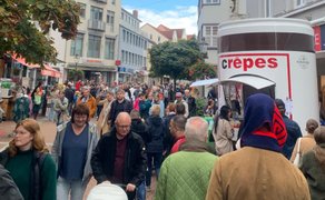 Das Bild zeigt viele Menschen in der Innenstadt von Peine beim Foodtruck Festival.