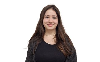 Das Bild zeigt Marlene Schink, Mitarbeiterin in der Grafikabteilung. 