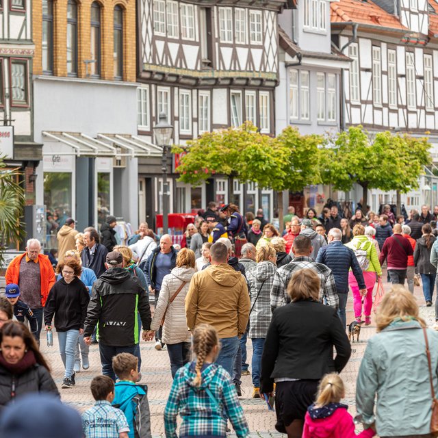 Das Bild zeigt viele Menschen, die in der Innenstadt von Peine bummeln gehen. 