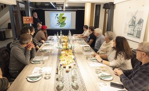 Whisky Tasting im Schwan Peine mit fachkundiger Präsentation und gemeinsamer Whiskyverkostung am langen Tisch. Das Whisky Event in Peine verbindet Genussveranstaltung, Wissen rund um Whisky und geselliges Beisammensein.