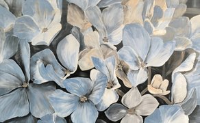 Abstraktes Gemälde in Blau-, Grau- und Beigetönen mit übereinanderliegenden, blüten- und blattähnlichen Formen.