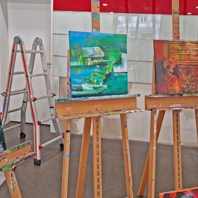 Kunstausstellung in der Peiner Innenstadt mit farbenfrohen Gemälden auf Staffeleien im Rahmen der Kunst- und Kulturmeile mit vielfältigen künstlerischen Motiven