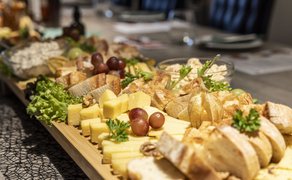 Herzhaft angerichtete Käse- und Brotplatte als begleitender Genuss beim Whisky Tasting im Schwan Peine. Die Kombination aus regionalen Spezialitäten und Whiskyverkostung macht das Event in Peine zu einem besonderen Genusserlebnis.