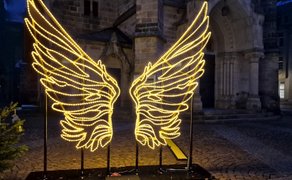 Das Bild zeigt eine der XXL-Leuchtfiguren und zwar den Engel vor der Jakobi Kirche in der Weihnachtsstadt Peine.