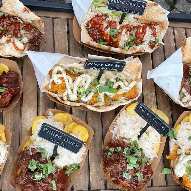 Das Bild zeigt eine Auswahl an verschiedenen Streetfood-Gerichten.