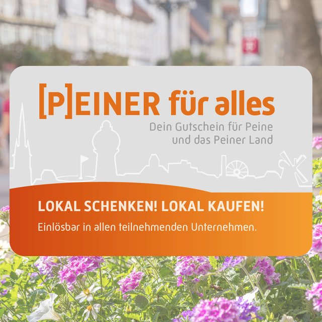 Das Bild zeigt im Fokus den Stadtgutschein Peiner für alles und dahinter die belebte Peiner Innenstadt.