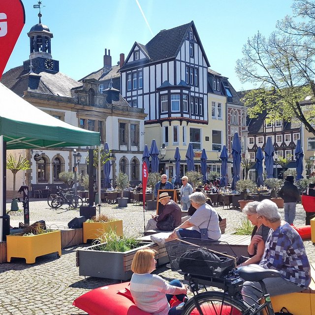 OpenStage auf dem Historischen Marktplatz in Peine mit Live-Musik, Publikum und Fachwerkhäusern bei sonnigem Frühlingswetter.