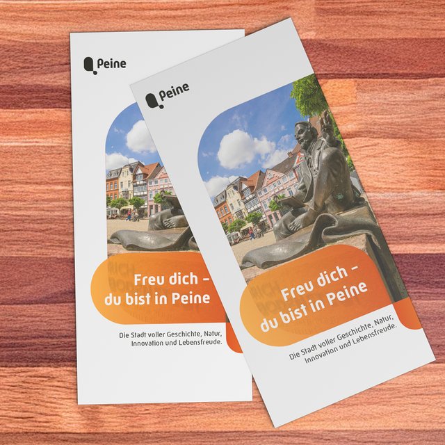 Das Bild zeigt Flyer von Peine auf einem Tisch. 